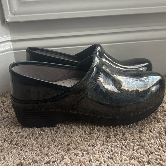 DANSKO WOMEN'S LT PROFESSIONAL METALLIC 
CLOG SIZE 41 = 10.5-11 - Picture 3 of 9